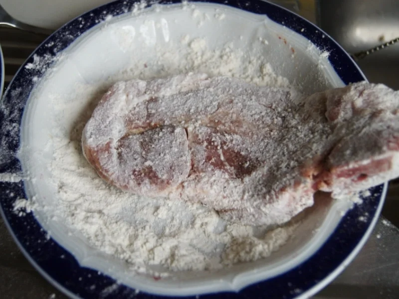 Rezept: Panierte Schweinenackensteaks mit Zwiebelringen, Weißkraut und Kartoffeln Bild Nr. 1141 Panierte Schweinenackensteaks mit Zwiebelringen, Weißkraut und Kartoffeln - Rezept - Bild Nr. 1141