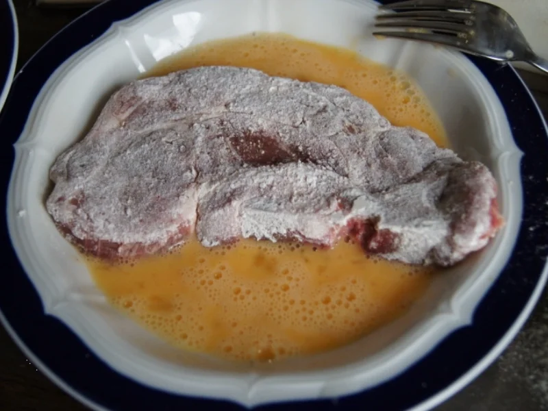 Rezept: Panierte Schweinenackensteaks mit Zwiebelringen, Weißkraut und Kartoffeln Bild Nr. 1142 Panierte Schweinenackensteaks mit Zwiebelringen, Weißkraut und Kartoffeln - Rezept - Bild Nr. 1142