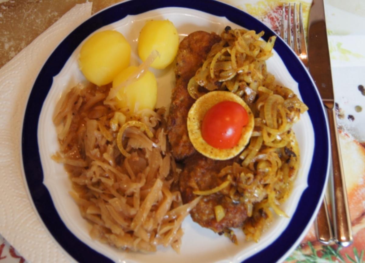 Panierte Schweinenackensteaks mit Zwiebelringen, Weißkraut und Kartoffeln - Rezept - Bild Nr. 1150