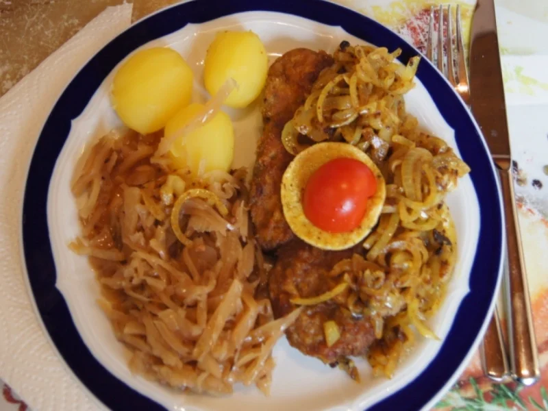 Rezept: Panierte Schweinenackensteaks mit Zwiebelringen, Weißkraut und Kartoffeln Bild Nr. 1150 Panierte Schweinenackensteaks mit Zwiebelringen, Weißkraut und Kartoffeln - Rezept - Bild Nr. 1150