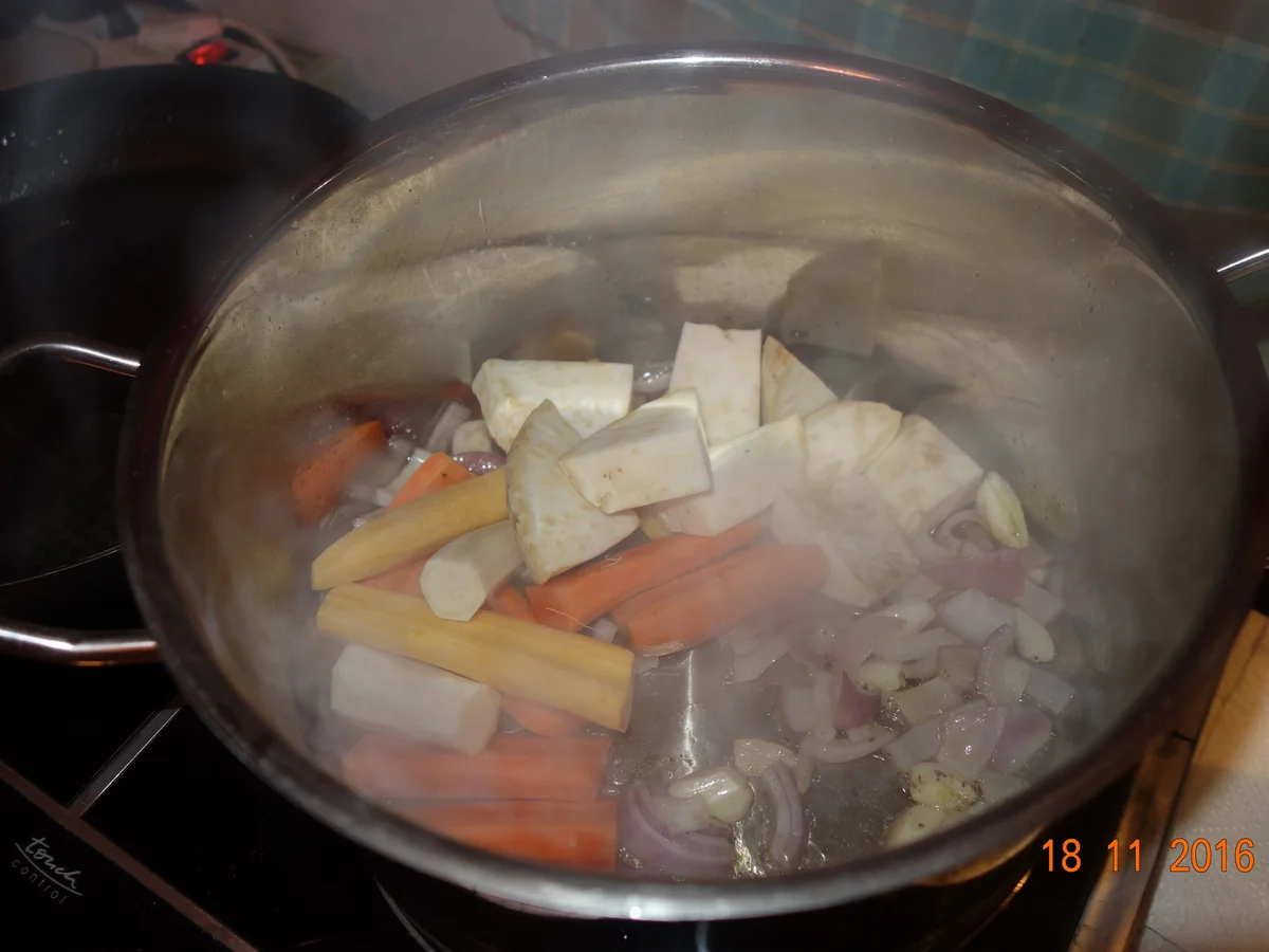 Heute gibts: Waltl`s kräftige Rindssuppe; - Rezept - Bild Nr. 1143