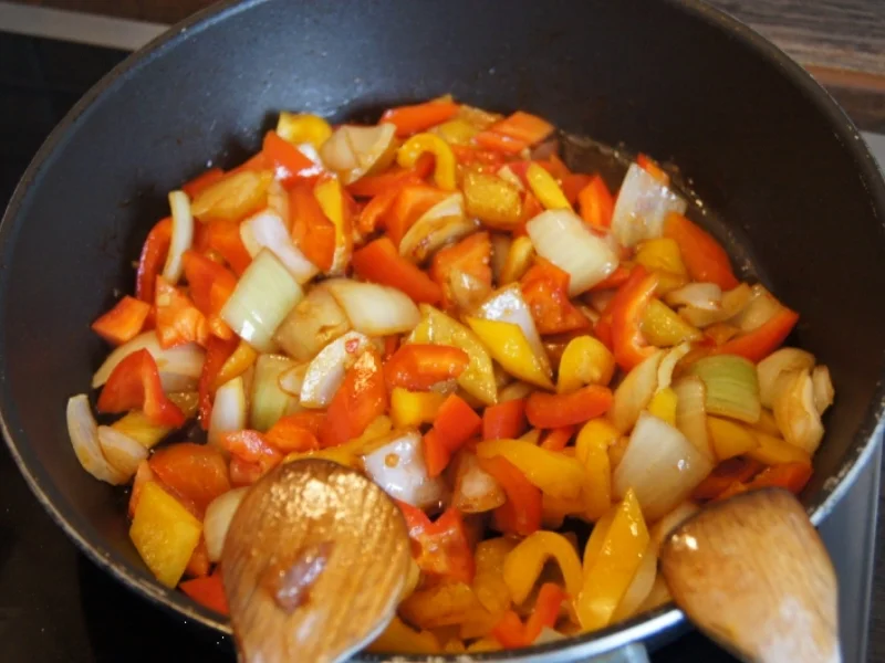 Kabeljau Filet auf Paprika-Gemüsezwiebel-Gemüse - Rezept - Bild Nr. 1208