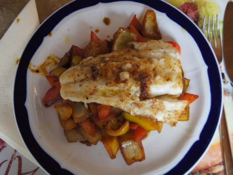 Kabeljau Filet auf Paprika-Gemüsezwiebel-Gemüse - Rezept - Bild Nr. 1210