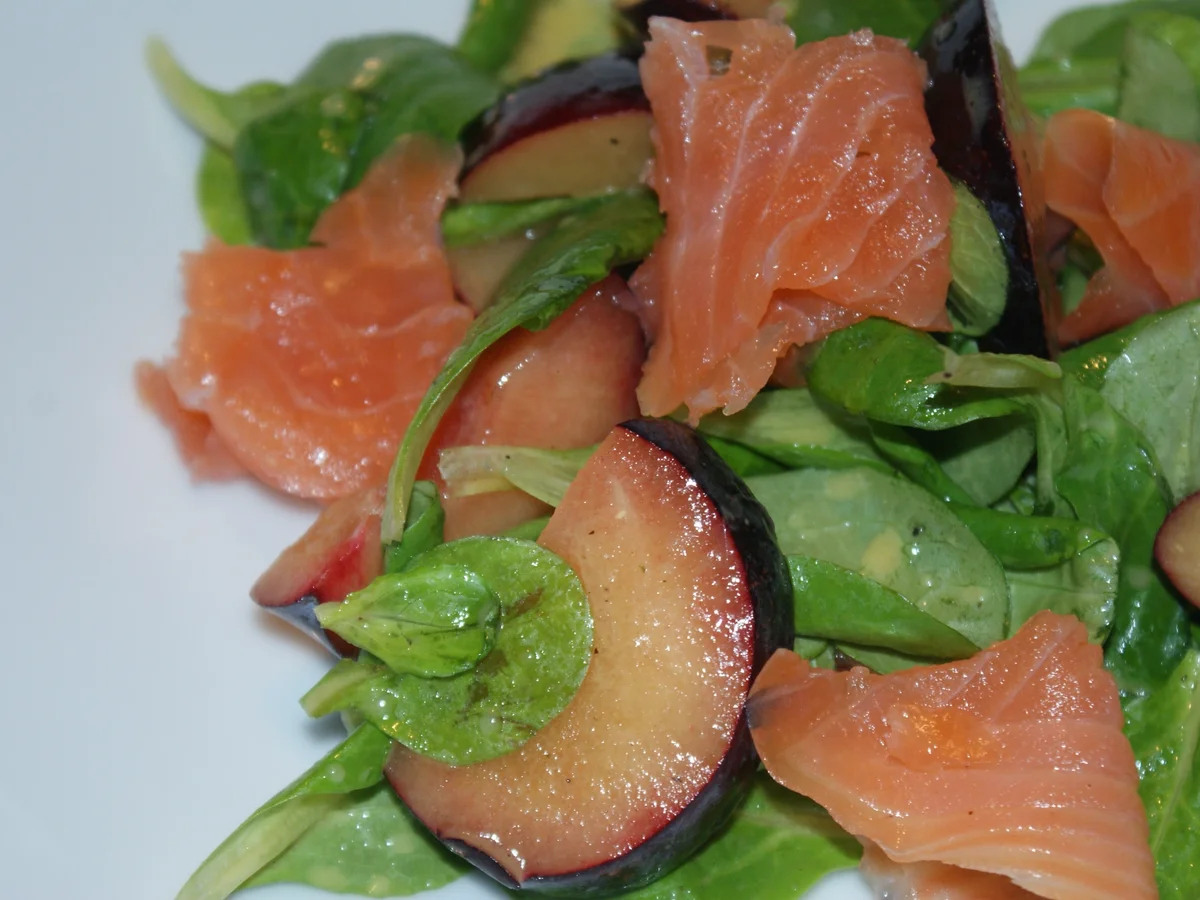 Feldsalat mit Pflaumenvinaigrette und Lachs - Rezept - Bild Nr. 1196