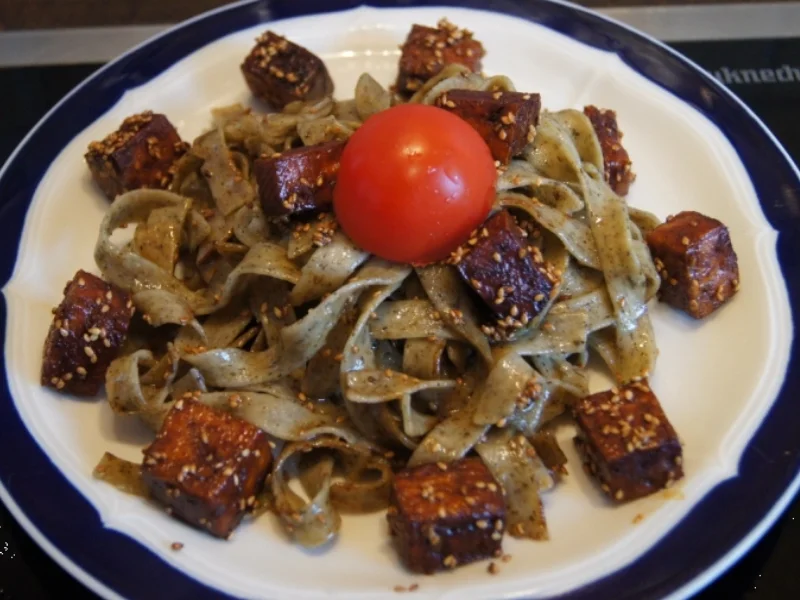 Gebratene Tofuwürfel mit gerösteten Sesam und Bandnudeln mit Basilikum - Rezept - Bild Nr. 1206