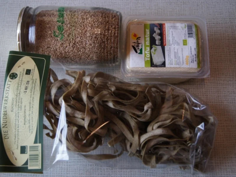 Gebratene Tofuwürfel mit gerösteten Sesam und Bandnudeln mit Basilikum - Rezept - Bild Nr. 1207