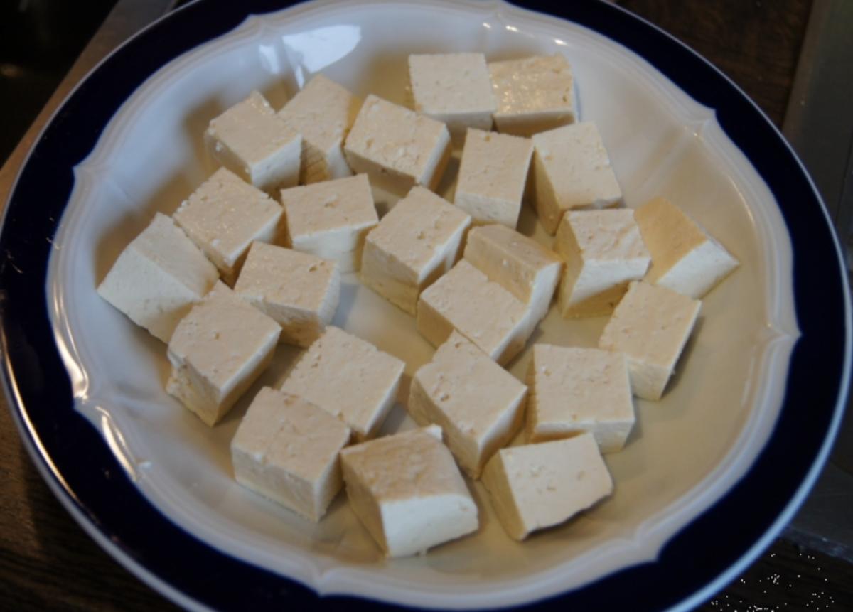 Gebratene Tofuwürfel mit gerösteten Sesam und Bandnudeln mit Basilikum - Rezept - Bild Nr. 1210
