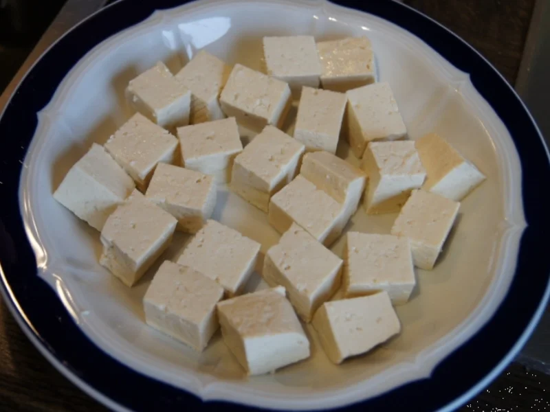 Gebratene Tofuwürfel mit gerösteten Sesam und Bandnudeln mit Basilikum - Rezept - Bild Nr. 1210