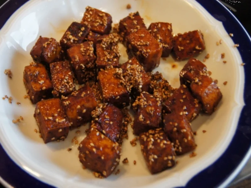 Gebratene Tofuwürfel mit gerösteten Sesam und Bandnudeln mit Basilikum - Rezept - Bild Nr. 1215