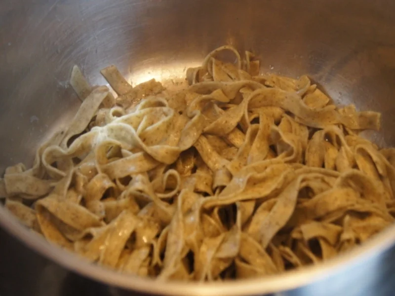 Gebratene Tofuwürfel mit gerösteten Sesam und Bandnudeln mit Basilikum - Rezept - Bild Nr. 1217