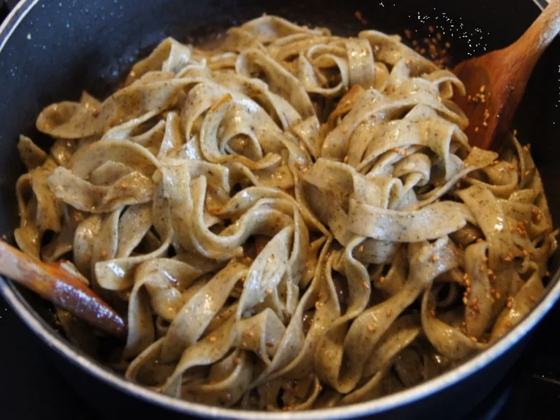 Gebratene Tofuwürfel mit gerösteten Sesam und Bandnudeln mit Basilikum - Rezept - Bild Nr. 1219