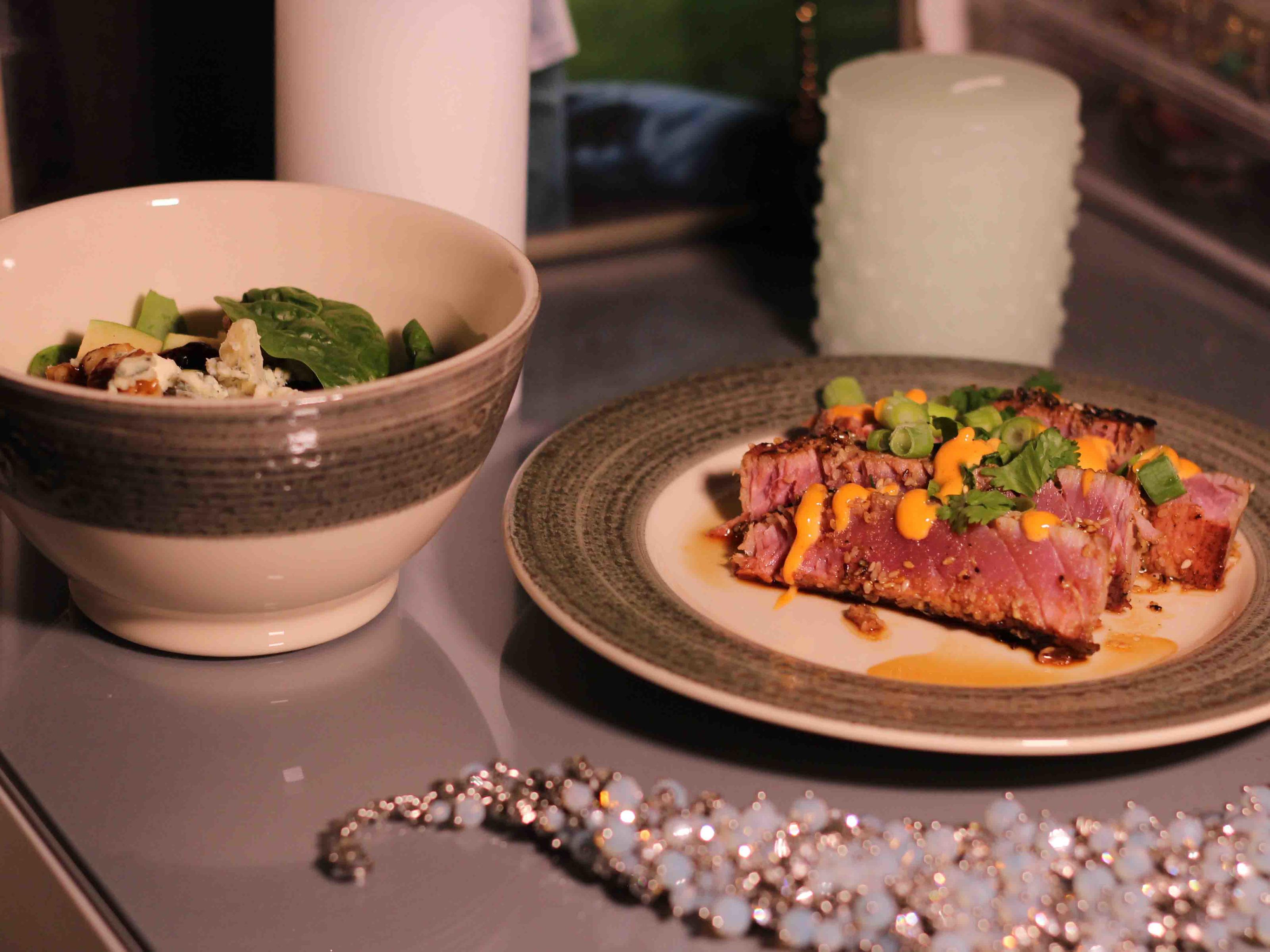 Bilder für Seared Ahi mit einer Sesamkruste und Waldorf-Salat - Rezept