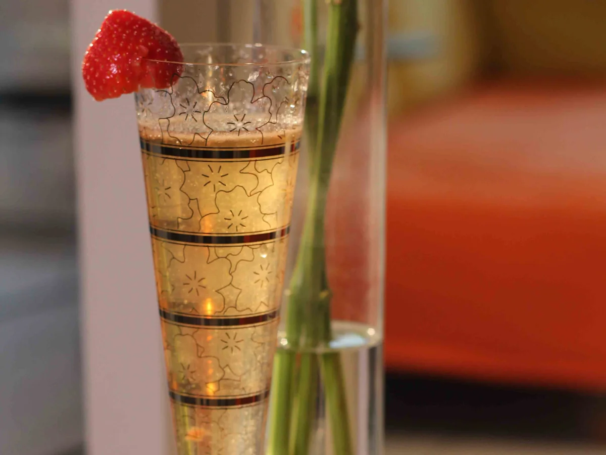 Champagner mit Erdbeeren auf Balsamico-Creme - Rezept