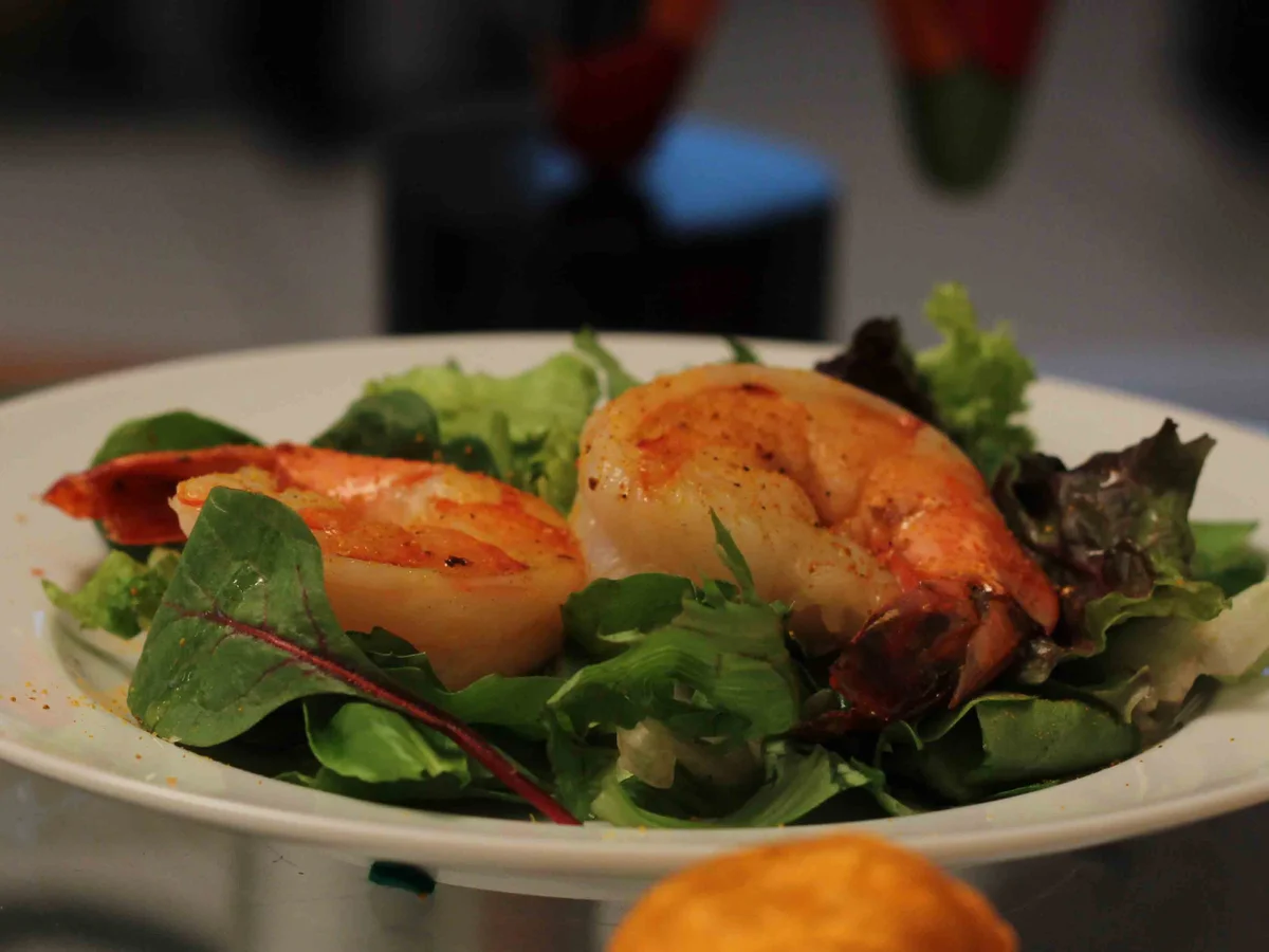 Garnelen mit Knoblauch und Chilischote auf Blattsalat mit Orangen-Sesam-Öl und Curry - Rezept - Bild Nr. 1207