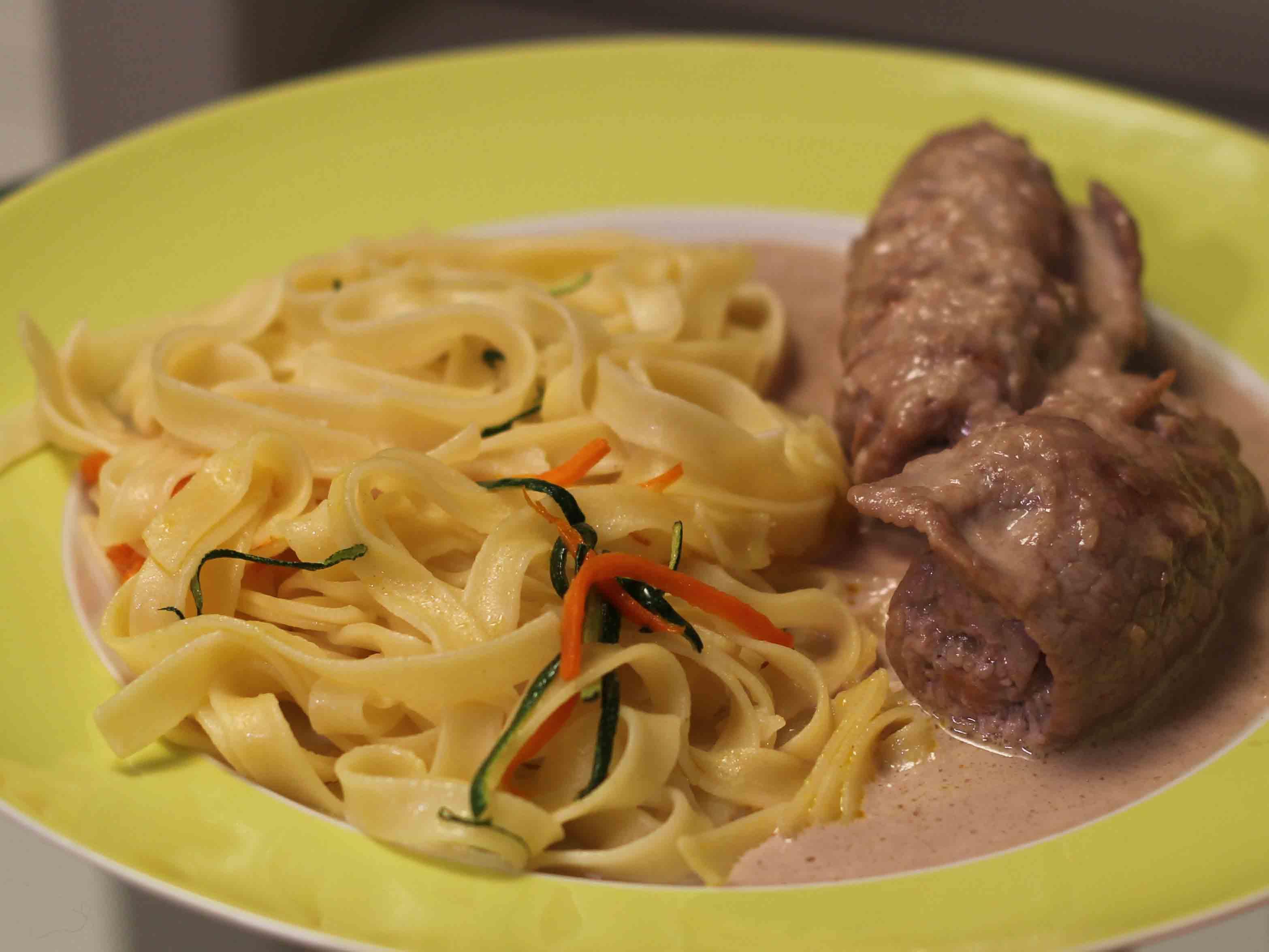 Kalbsröllchen mit Parmaschinken auf einer Rotwein-Sahne-Soße mit
Parmesan und Fettuccini - Rezept Durch Das perfekte Dinner