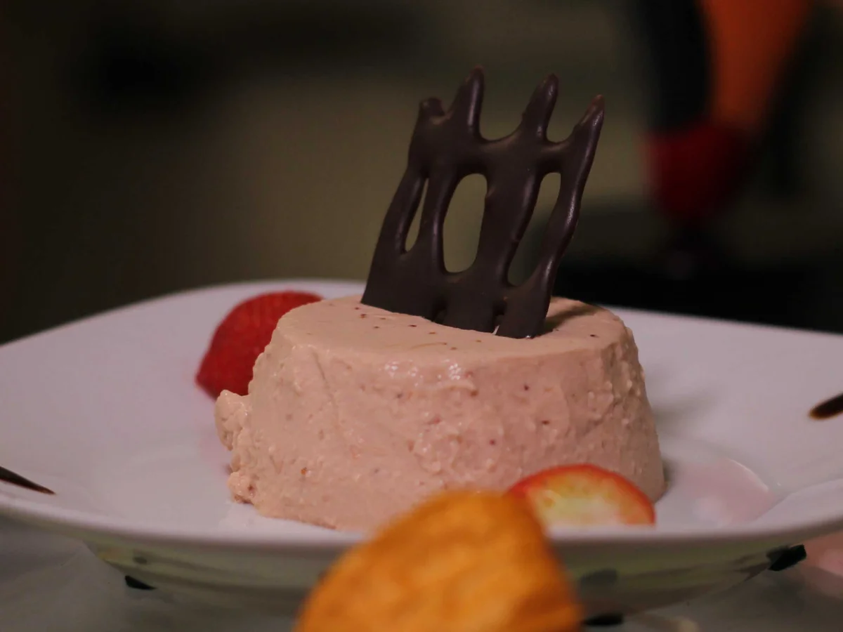 Panna Cotta mit Kokosblüten-Zucker und frischen Erdbeeren auf Balsamico-Crème - Rezept