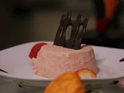 Panna Cotta mit Kokosblüten-Zucker und frischen Erdbeeren auf Balsamico-Crème - Rezept