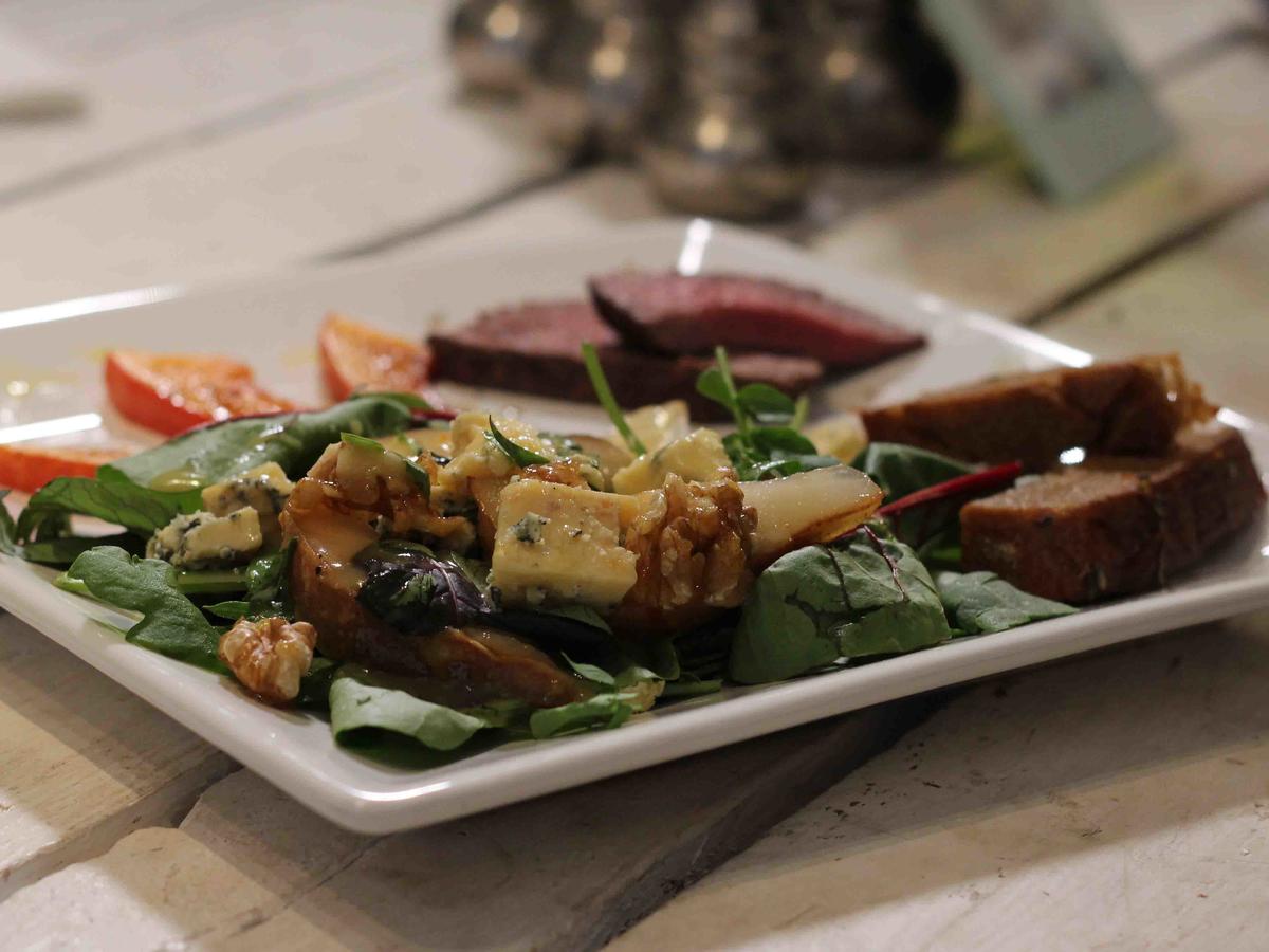 Salat mit Kürbis, karamellisierten Birnen,  Blauschimmelkäse und Filetstreifen - Rezept