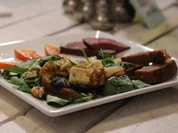 Salat mit Kürbis, karamellisierten Birnen,  Blauschimmelkäse und Filetstreifen - Rezept