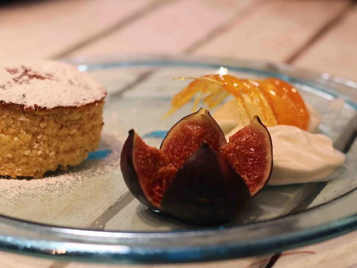 Torta de Santiago mit sahnigem Eis und gratinierten Feigen - Rezept