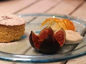 Torta de Santiago mit sahnigem Eis und gratinierten Feigen - Rezept