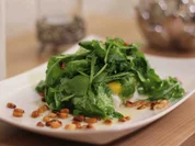 Fruchtiger Salat aus Rucola, Mango, Avocado und Mozzarella garniert mit Pinienkernen - Rezept