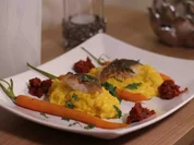 Loup de Mer an Safranrisotto mit Pesto aus der Kirschtomate und gelben Rübchen - Rezept
