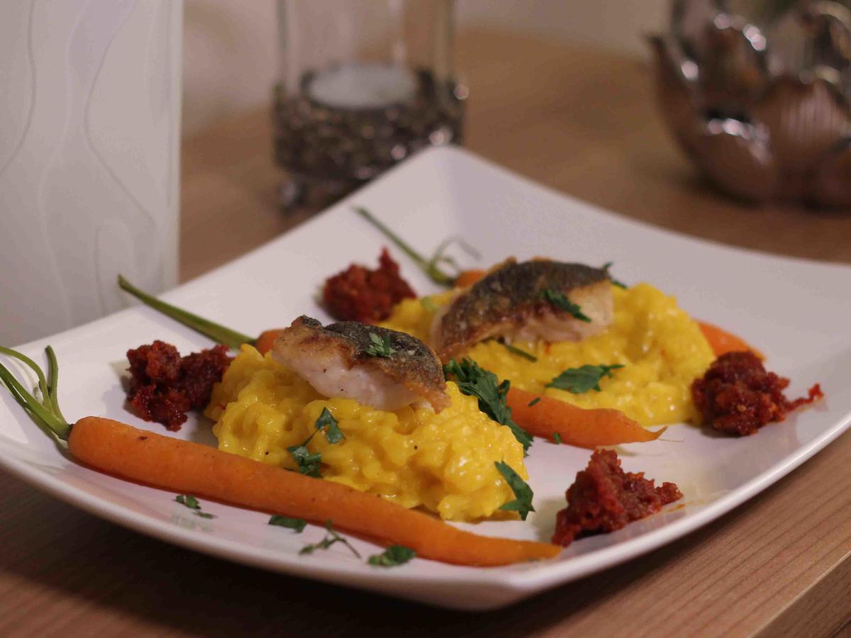 Loup de Mer an Safranrisotto mit Pesto aus der Kirschtomate und gelben ...