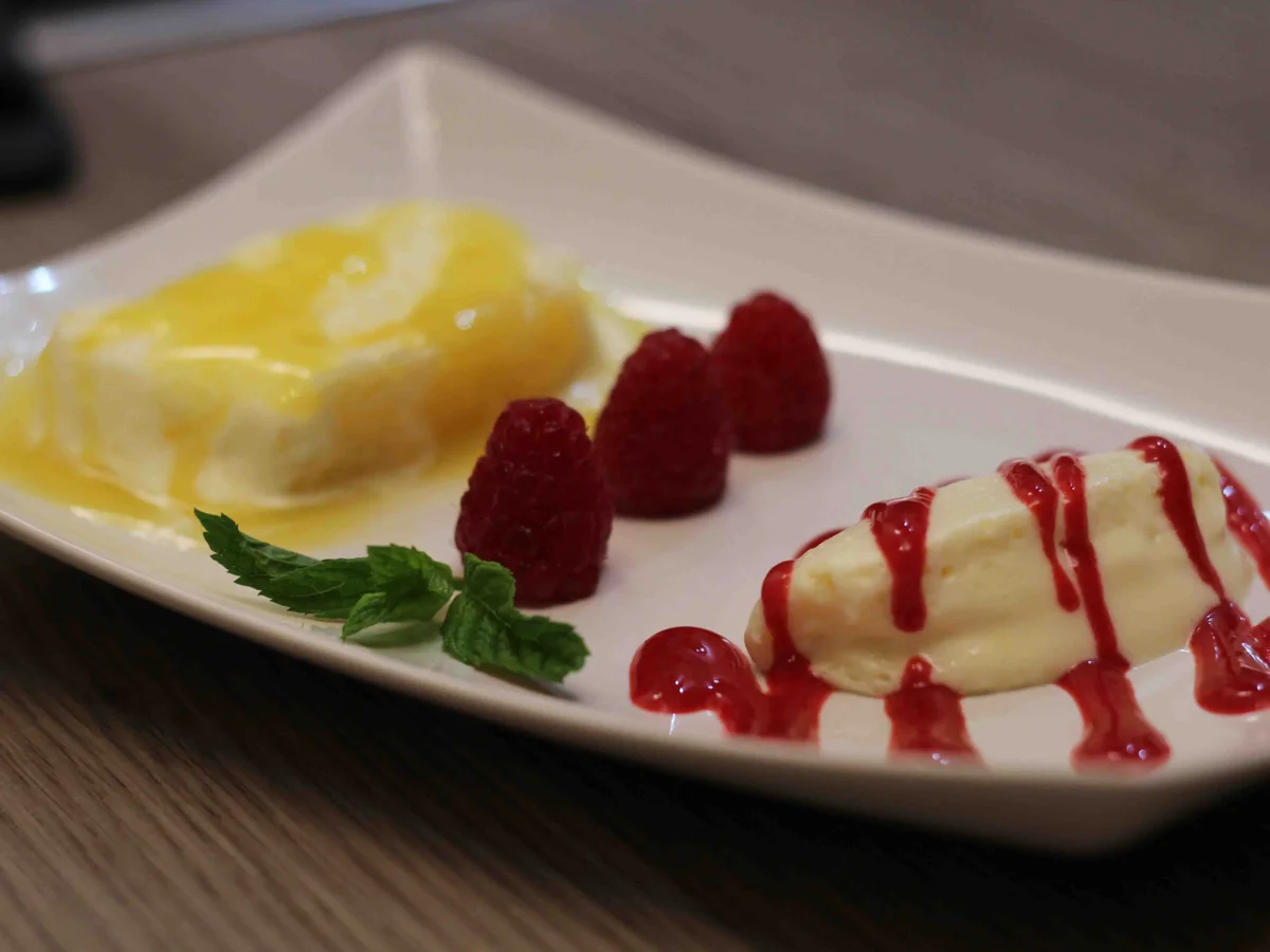 Orangenparfait und weiße Schokomousse mit zweierlei Soße - Rezept