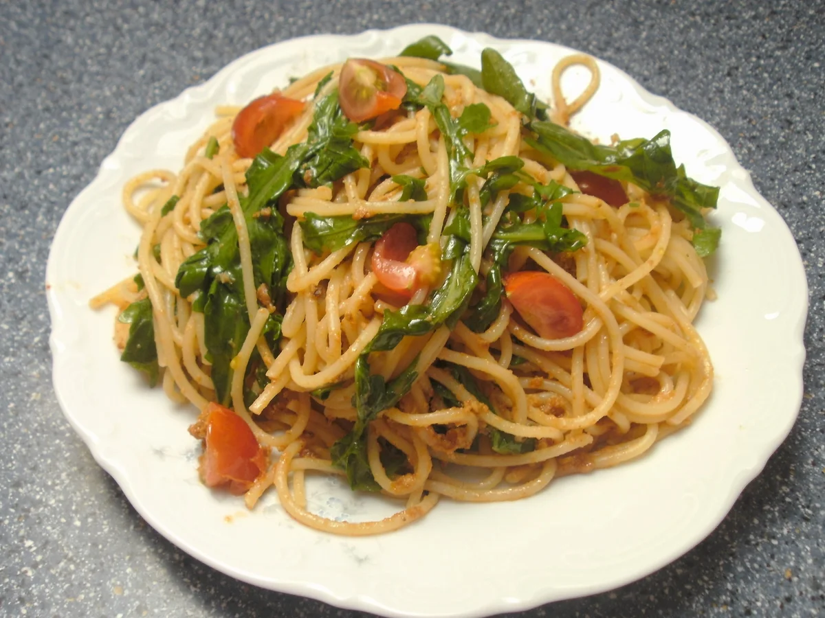 Rezept: Spaghetti mit Tomatenpesto und Rucola Spaghetti mit Tomatenpesto und Rucola - Rezept