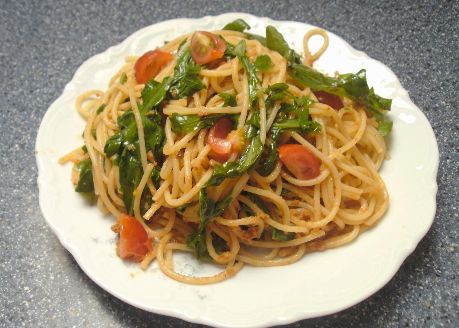 Spaghetti mit Tomatenpesto und Rucola - Rezept - kochbar.de