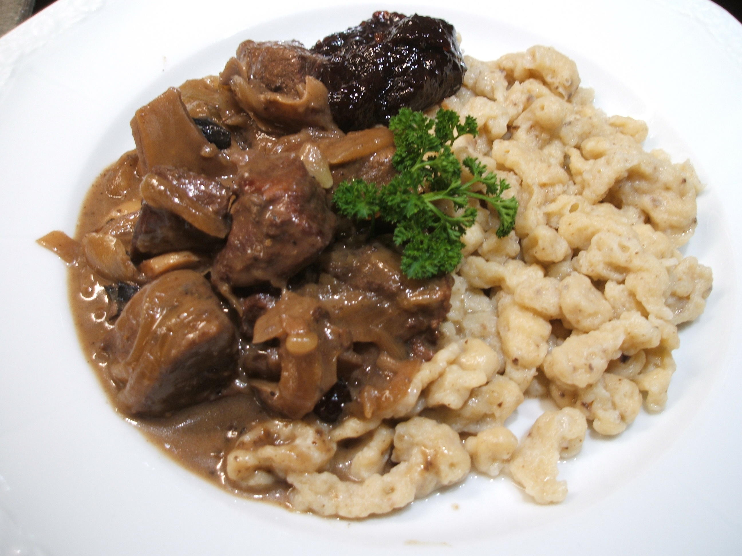 Bilder für Wild: Wildschweingulasch mit Pilzspätzle - Rezept