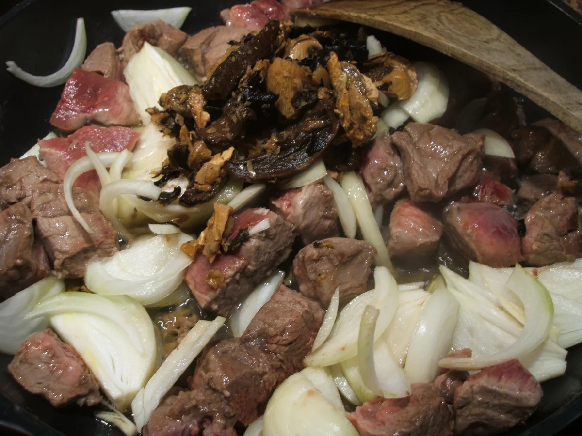 Wild: Wildschweingulasch mit Pilzspätzle - Rezept - Bild Nr. 1224