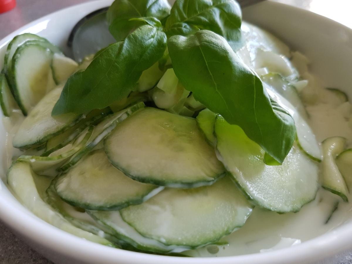 Gurkensalat mit einem sahnigem Prosseco-Dressing - Rezept