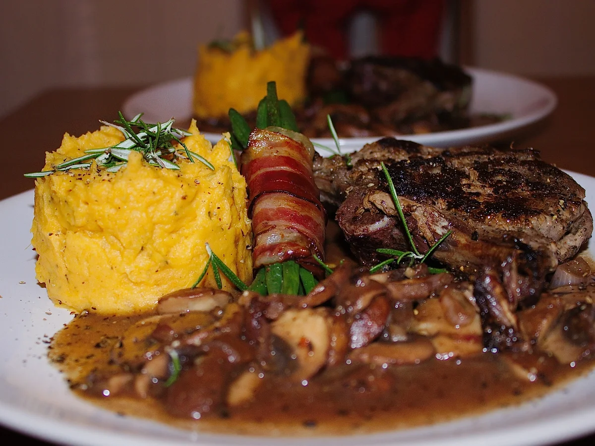 Wildschweinkotelette mit Champignon-Rotweinsoße - Rezept - Bild Nr. 2