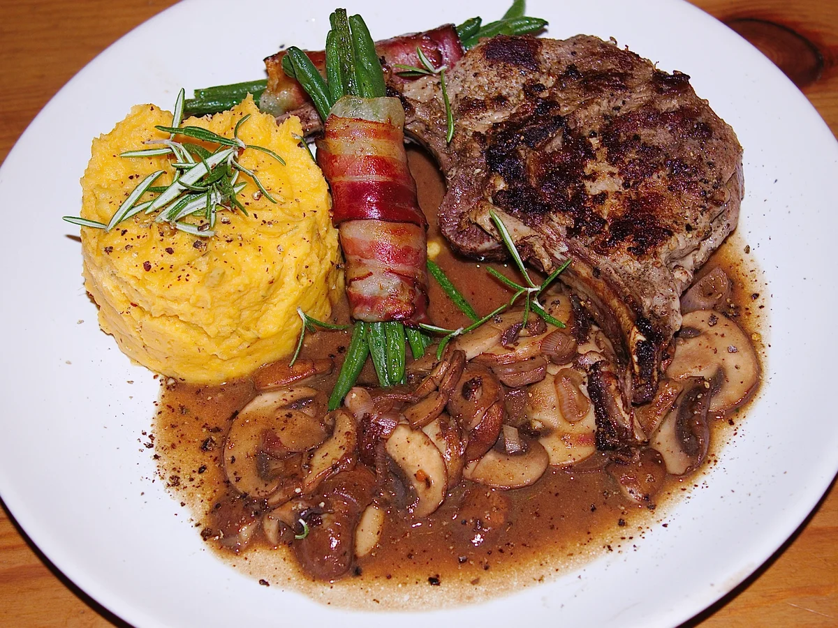 Wildschweinkotelette mit Champignon-Rotweinsoße - Rezept