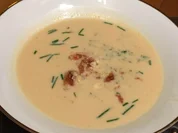 Weißweinsuppe mit Pancetta-Knusperflakes - Rezept