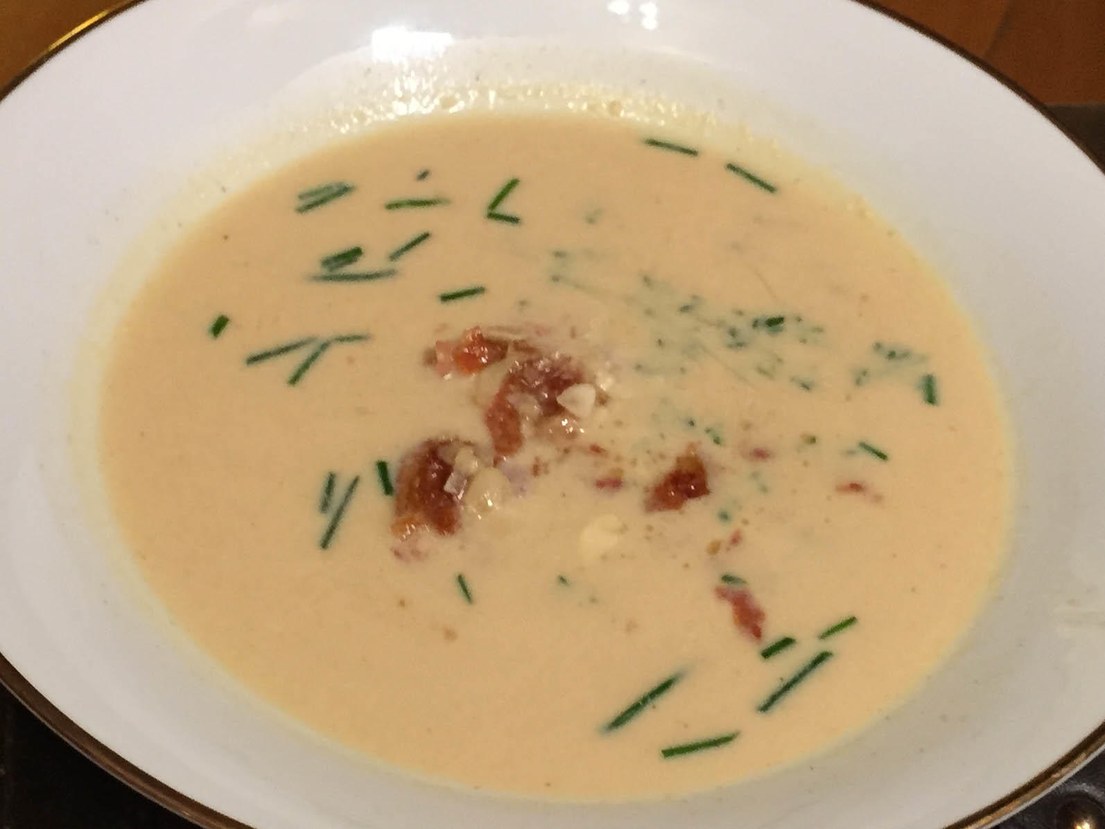 Bilder für Weißweinsuppe mit Pancetta-Knusperflakes - Rezept