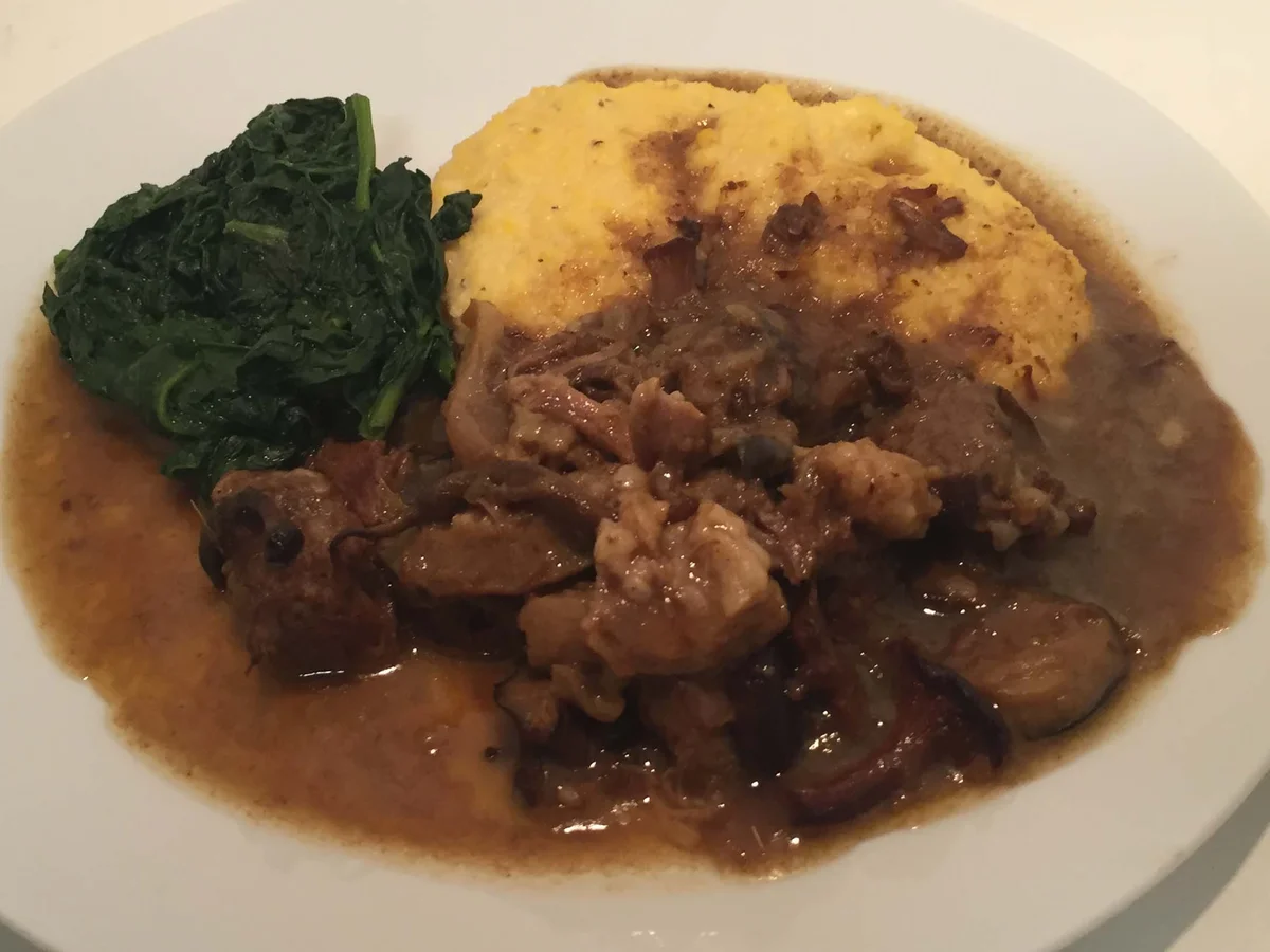 Kalbsbäckchen-Pilz-Bier-Eintopf mit Bündner Bramata und Spinat - Rezept