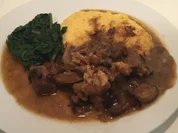 Kalbsbäckchen-Pilz-Bier-Eintopf mit Bündner Bramata und Spinat - Rezept