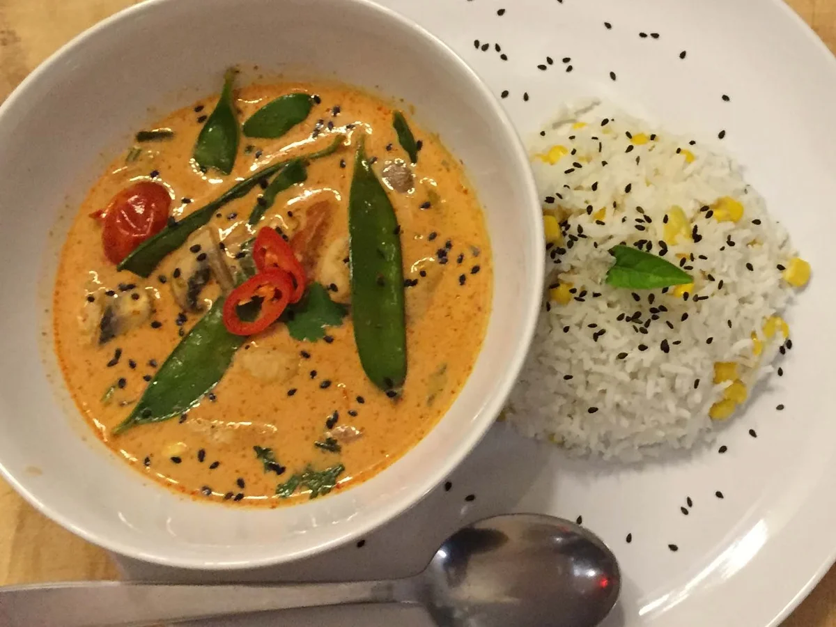 Red-Thai-Chicken-Curry mit Kokos-Mais-Reis - Rezept