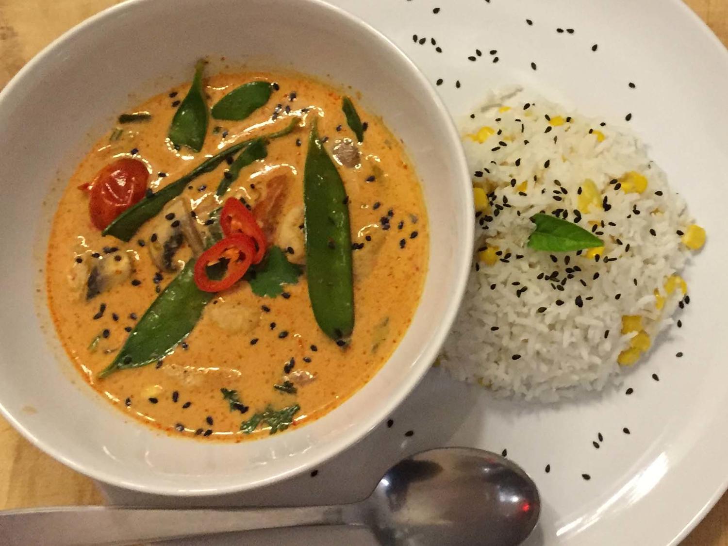 Red-Thai-Chicken-Curry mit Kokos-Mais-Reis - Rezept - kochbar.de