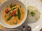 Red-Thai-Chicken-Curry mit Kokos-Mais-Reis - Rezept