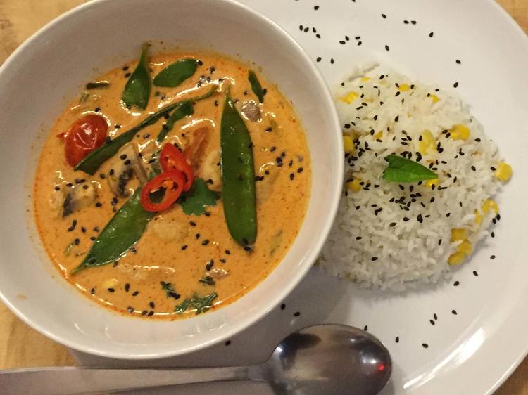 Red-Thai-Chicken-Curry mit Kokos-Mais-Reis - Rezept - kochbar.de