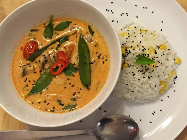 Red-Thai-Chicken-Curry mit Kokos-Mais-Reis Red-Thai-Chicken-Curry mit Kokos-Mais-Reis