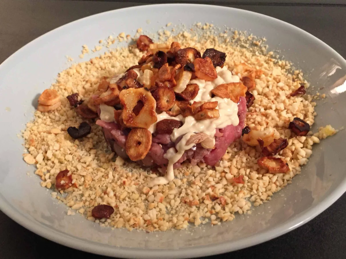 Kalbstatar unter geräucherter Austernsoße und frittierten Schwarzwurzeln - Rezept