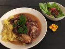 Coq au Vin begleitet von grünem Salat - Rezept