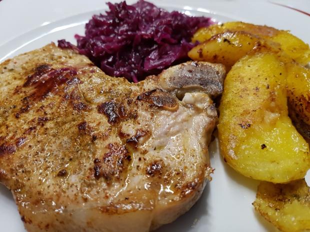 0333. Kotelett mit gebratenen Schmalz-Knödeln und Rotkohl - Rezept ...