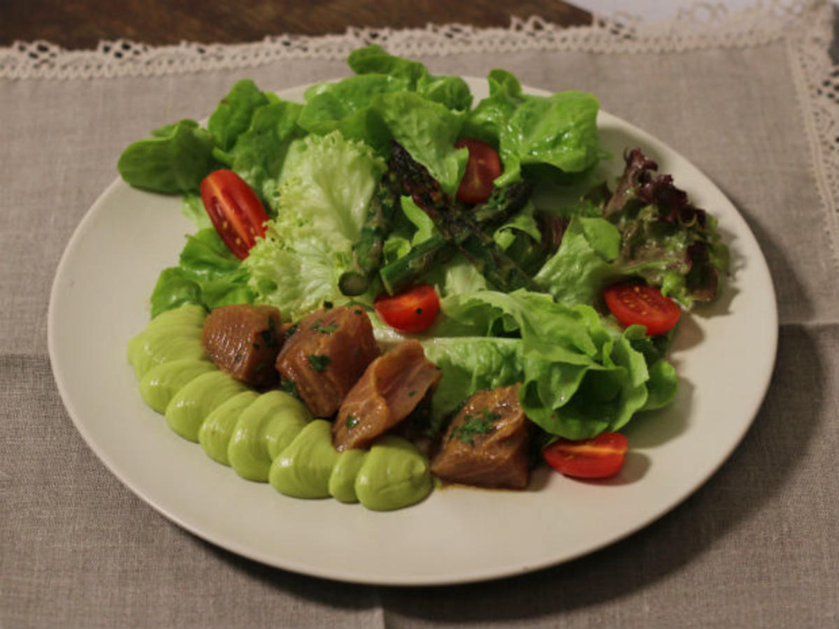 Marinierter Thunfisch mit Avocado und Salat - Rezept