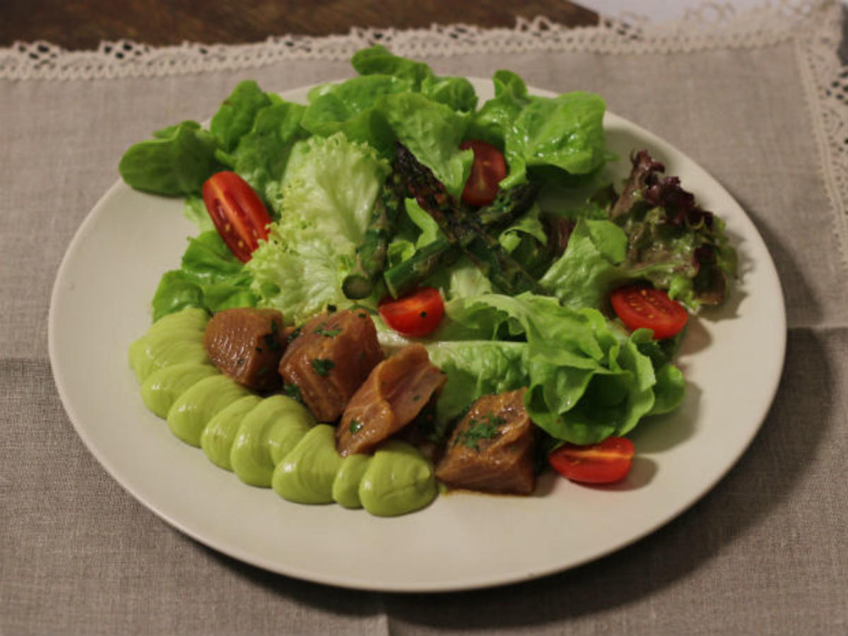 Marinierter Thunfisch mit Avocado und Salat - Rezept - kochbar.de